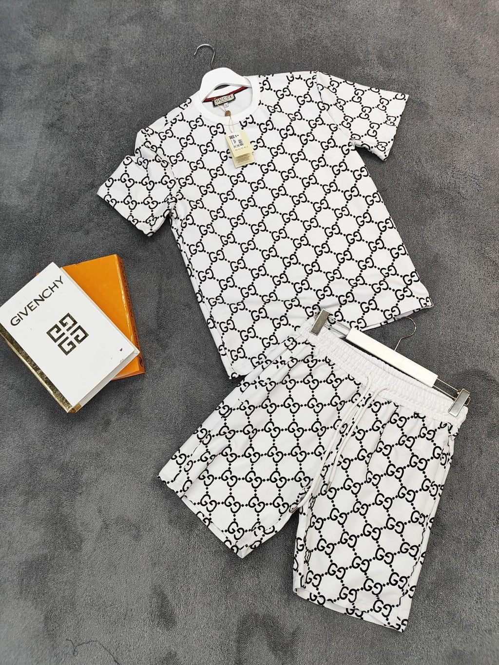 Set Gucci Tricou și Pantaloni Scurți cu Monogramă GG Clasică