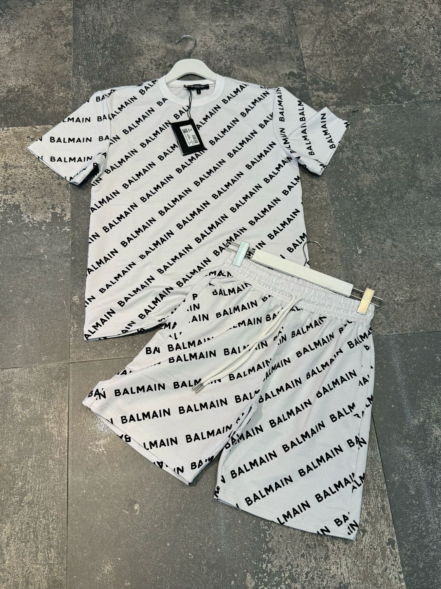 Set Balmain Full Logo – Tricou și Pantaloni Scurți