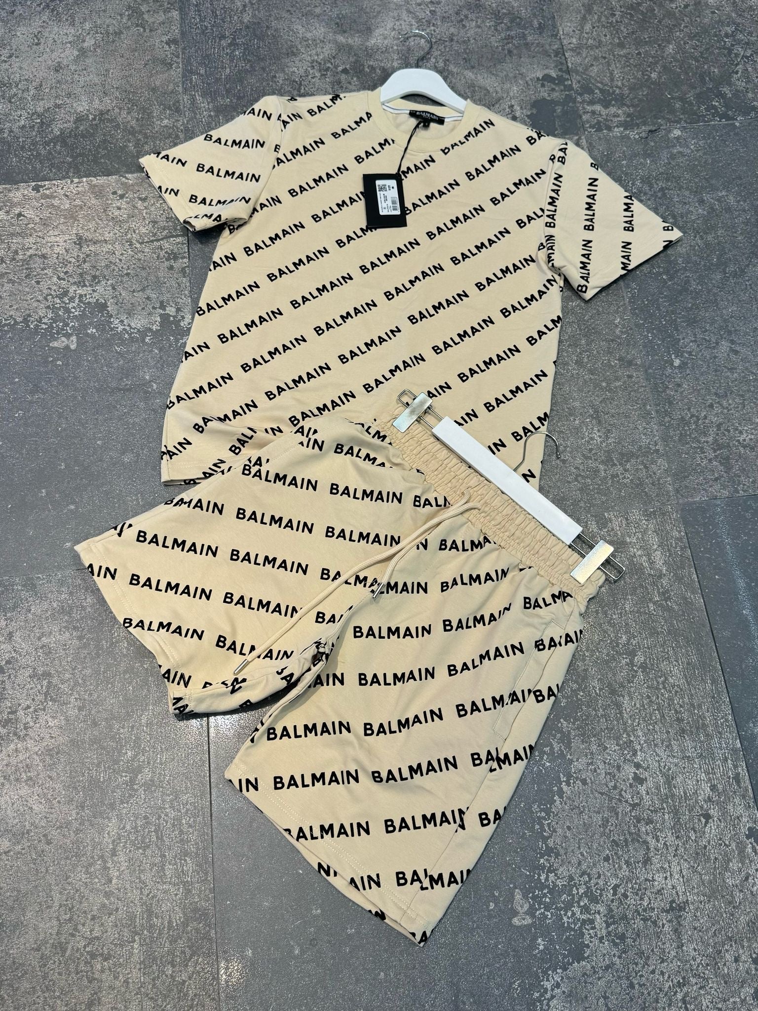 Set Balmain Full Logo – Tricou și Pantaloni Scurți