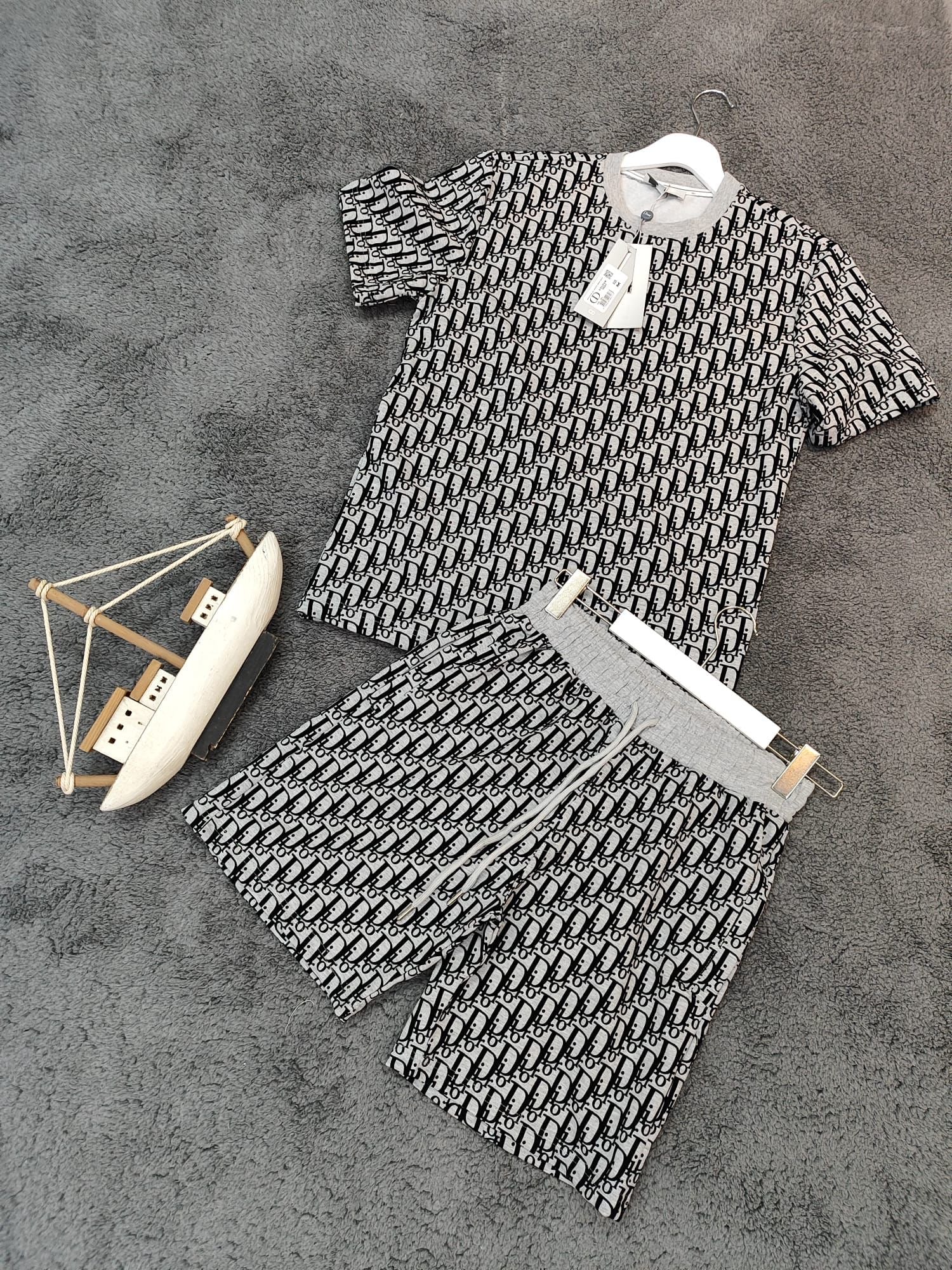 Set Tricou și Pantaloni Scurți Dior cu Monogramă All Over