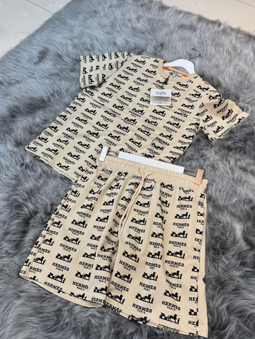 Set Tricou și Pantaloni Scurți „Hermes Essentials” –  cu Print Negru