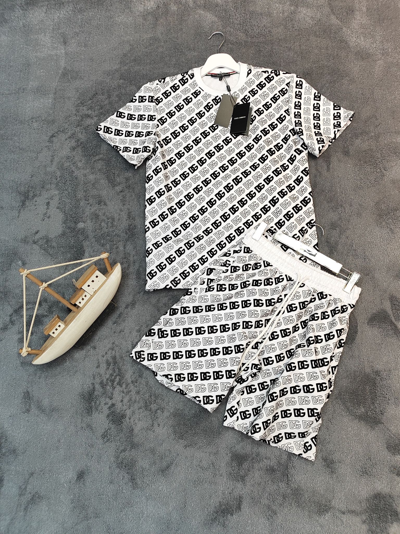 Set Tricou și Pantaloni Scurți DG  – Logo Monogram All-Over