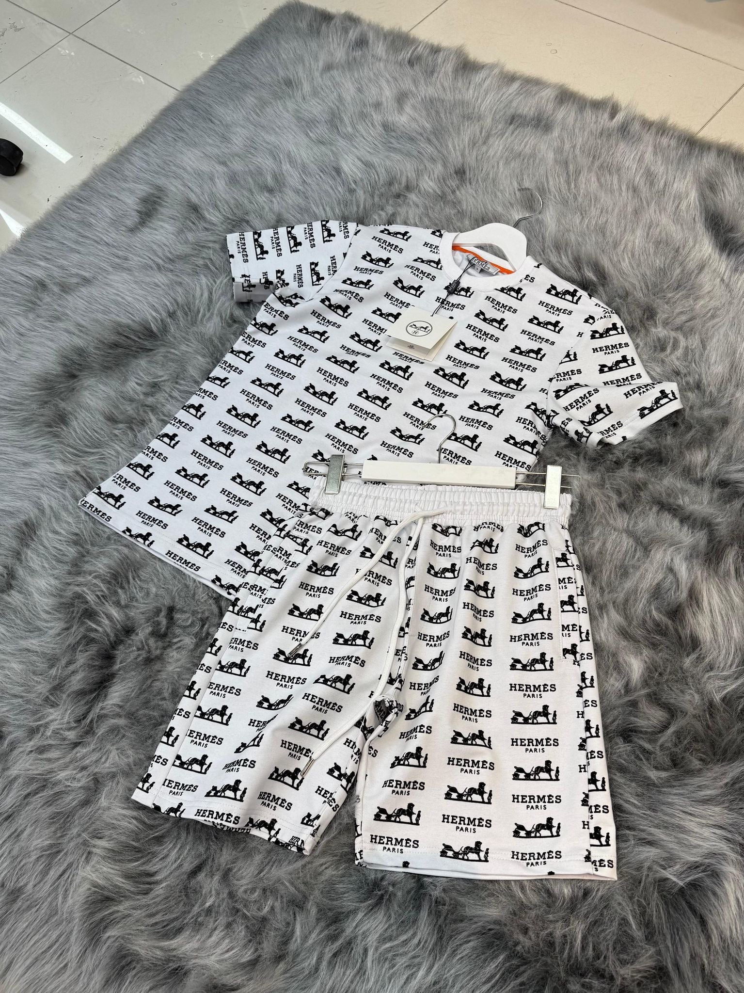 Set Tricou și Pantaloni Scurți „Hermes Essentials” –  cu Print Negru